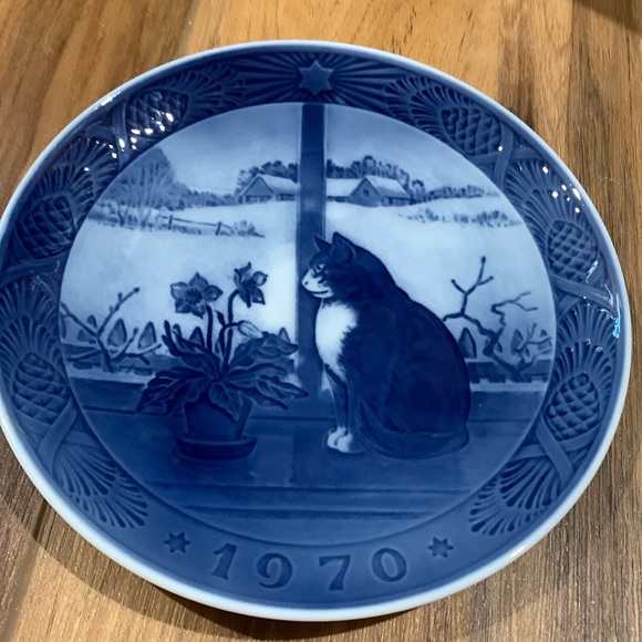 Royal Copenhagen Other - Royal Copenhagen Christmas Plate 1970 Cat blue and white Denmark Plate